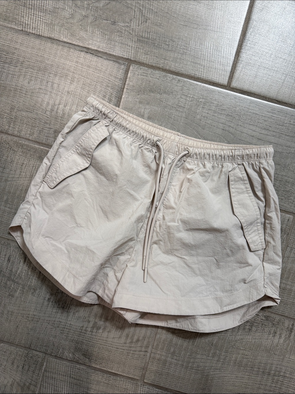 Gilly Hicks Light Beige Hiking Shorts xsmall